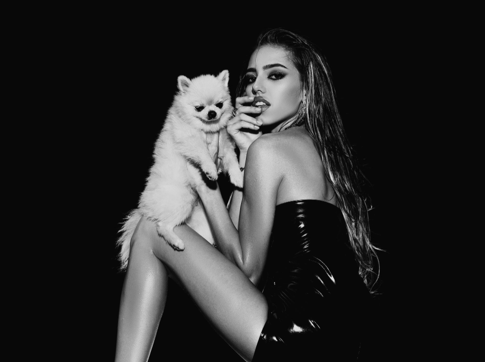 Escort Dame mit Hund